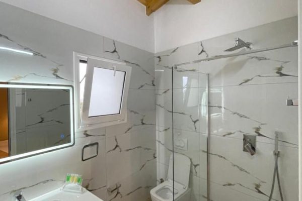Arial Penthouse Suites in Vlorë in the bathroom for the penthouse room