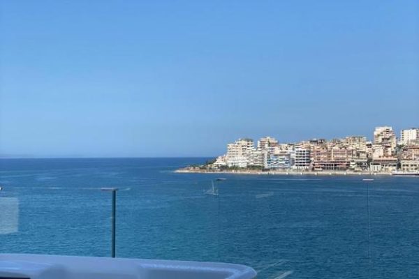 Balkon met jaquzzi van Demi Hotel