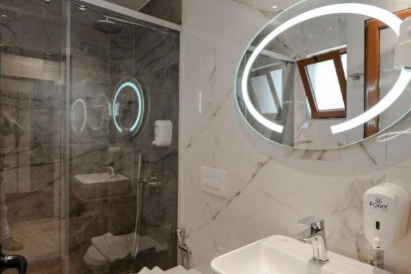 Hotel Meta in Ksamil bathroom